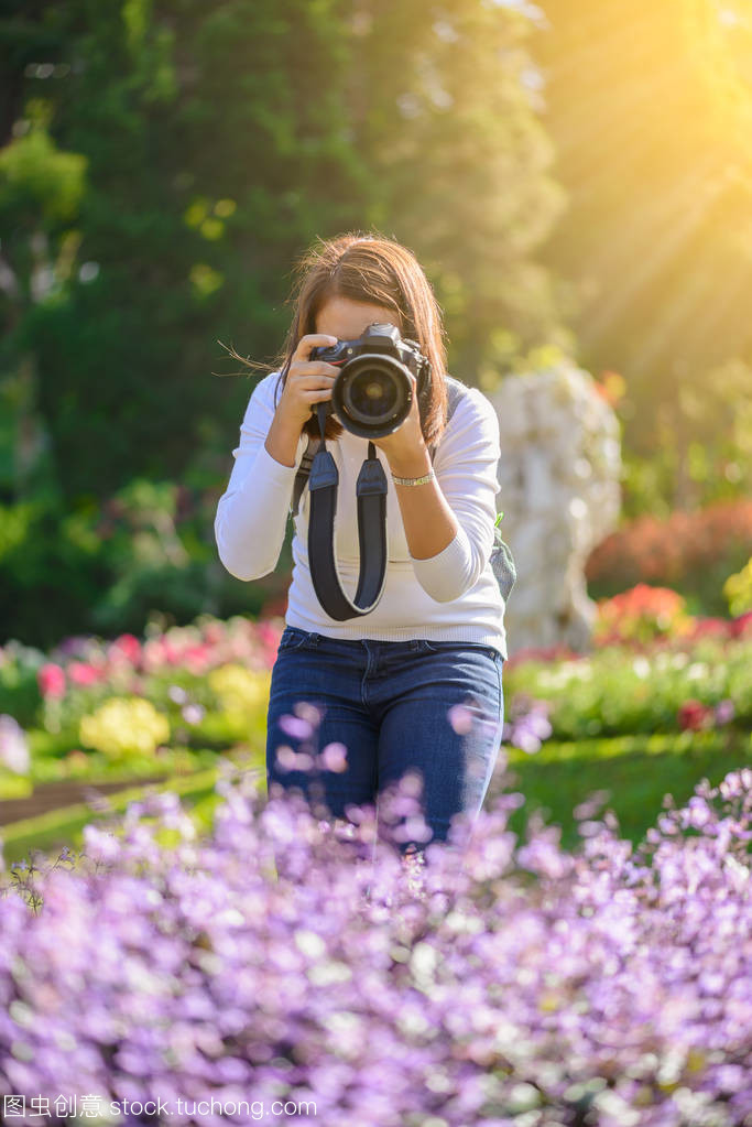女摄影师拍照的花